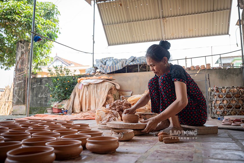 Nghệ nhân nặn nồi đất tại Trù Sơn