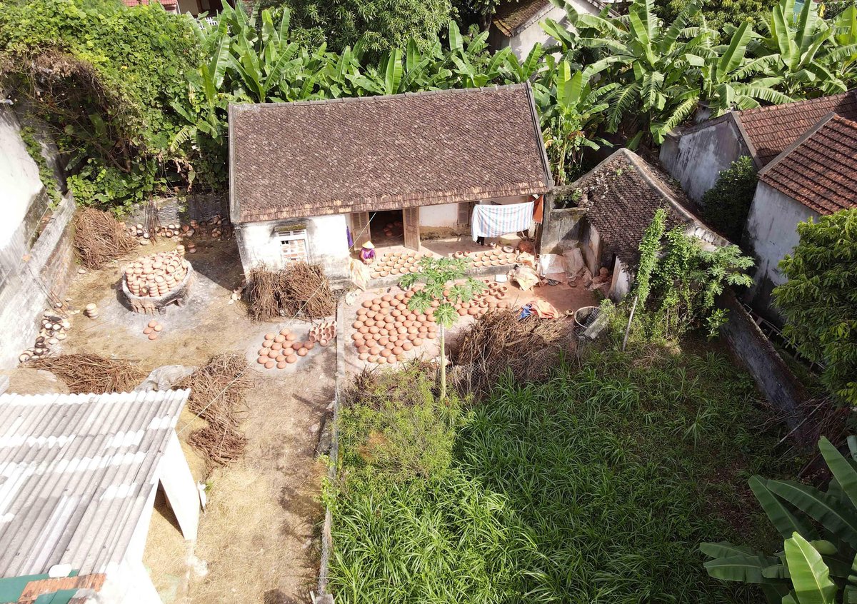 Sân nhà với nồi đất đang phơi