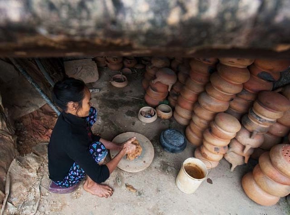 Người thợ làm nồi đất trong gian nhà